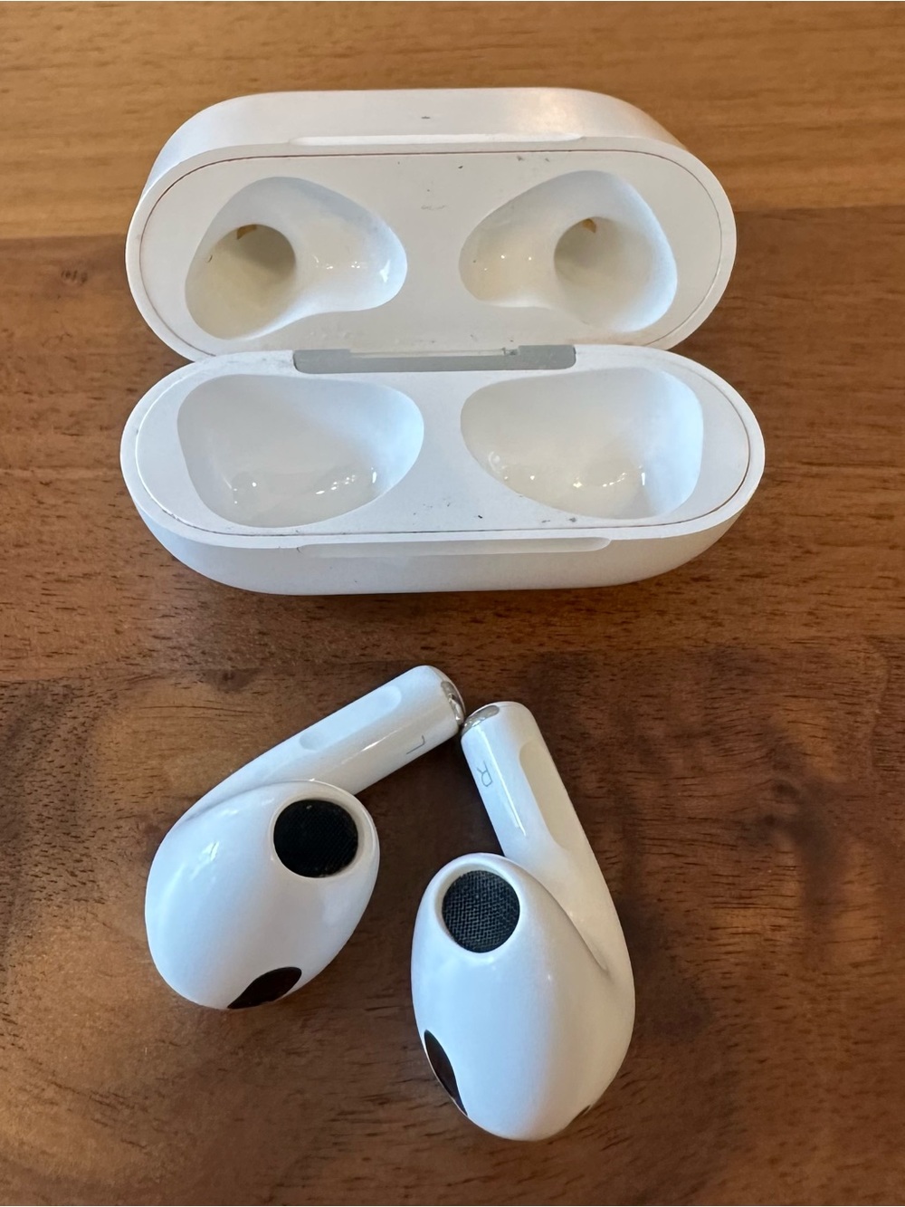 Apple AirPods (3rd Generation)
+ Charging Case